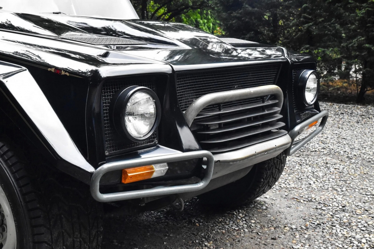 Lamborghini LM002: серьезный внедорожник