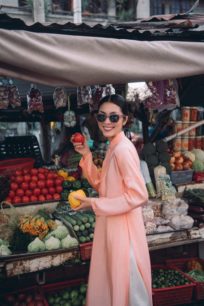 Tăng Thanh Hà mặc áo dài đi chợ Tết | VOV.VN