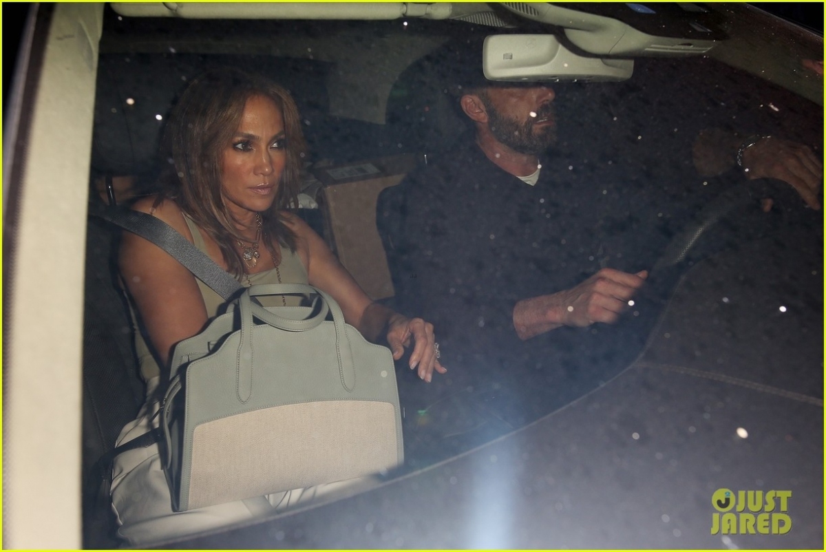 jennifer lopez dien ao long thu hang hieu ra pho hinh anh 7