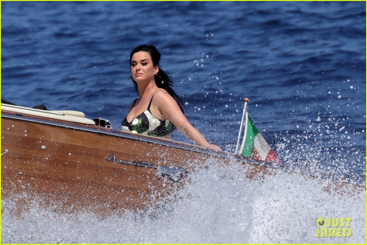 Katy Perry thả dáng quyến rũ trong buổi chụp hình quảng cáo ở Italy