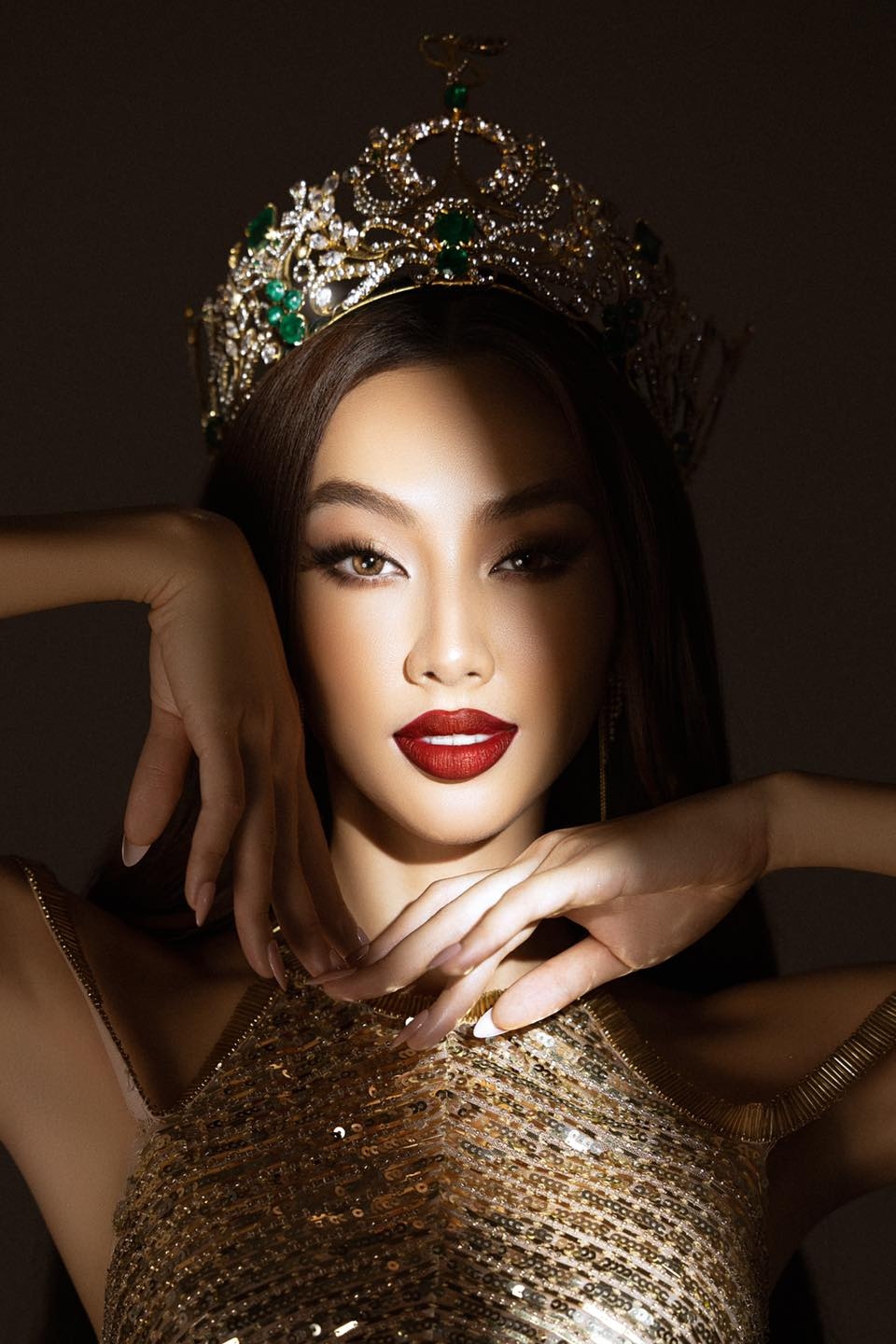 thuy tien doi vuong mien quyen luc trong bo anh ky niem 7 thang dang quang hinh anh 1