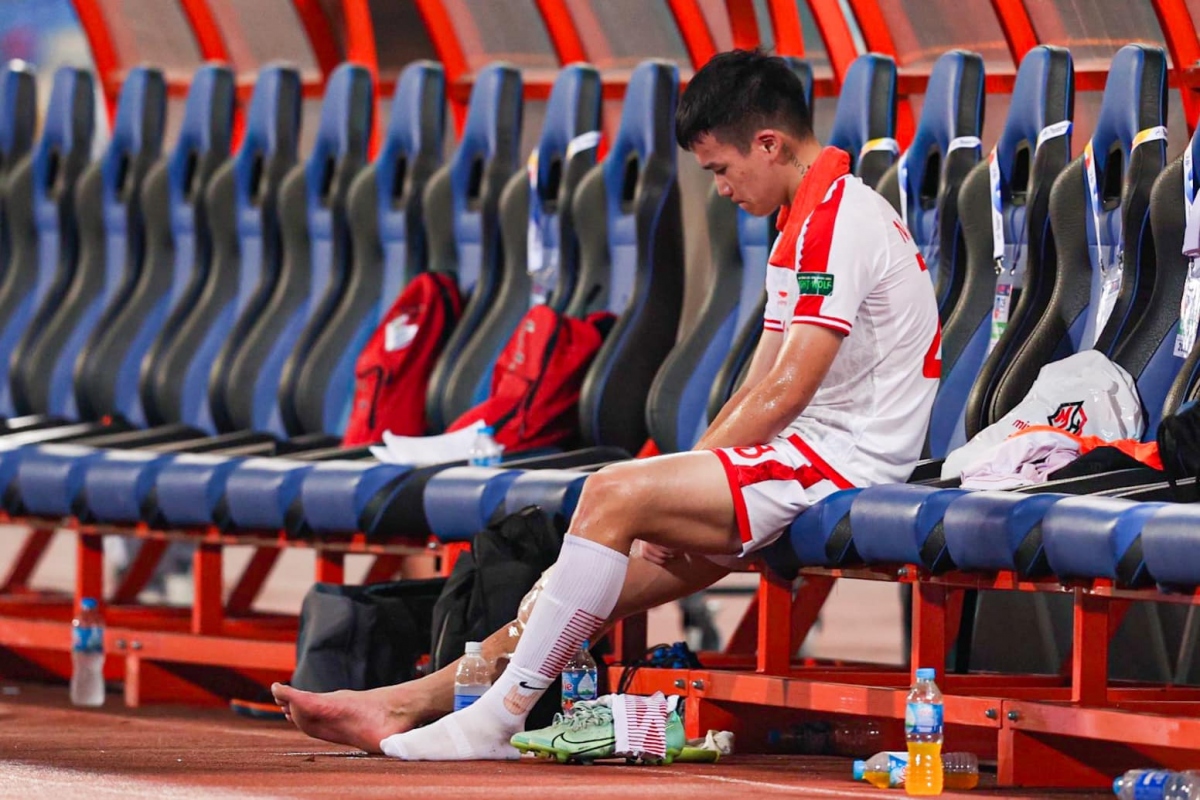 Hoàng Đức dùng thuốc giảm đau thi đấu: Đừng quên 'tấm gương' Đình Trọng 2 Hoàng Đức bỏ lỡ giải đấu “tam hùng” của ĐT Việt Nam vì chấn thương