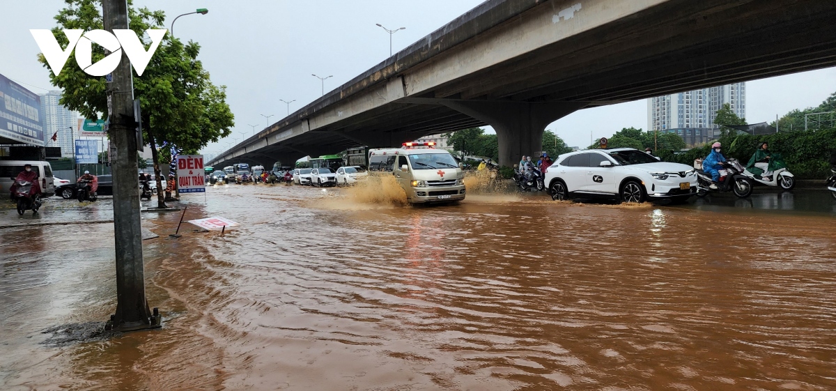 heavy rain causes traffic chaos throughout hanoi capital picture 1