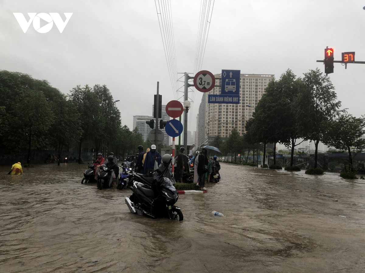 heavy rain causes traffic chaos throughout hanoi capital picture 10