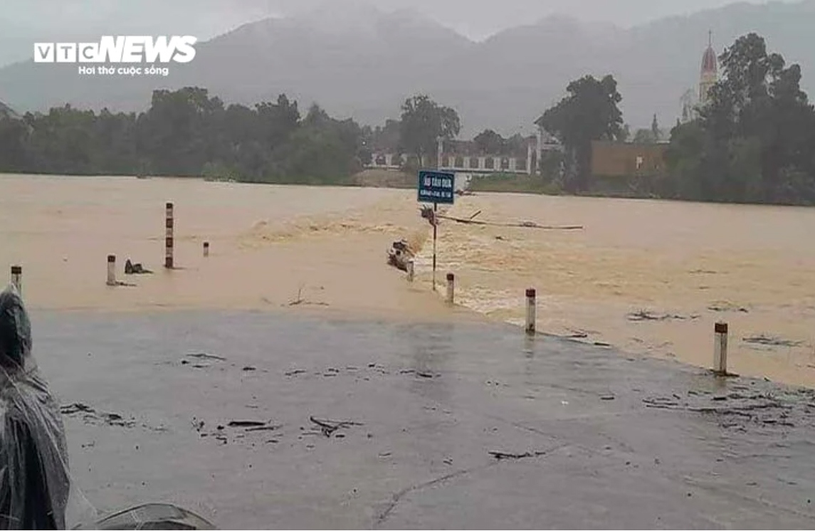 heavy rain floods parts of central vietnam, tropical depression dissipates picture 2