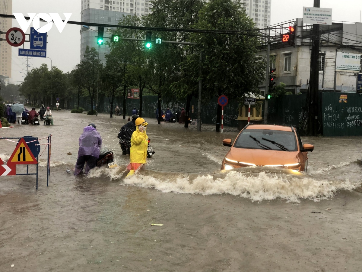 heavy rain causes traffic chaos throughout hanoi capital picture 4