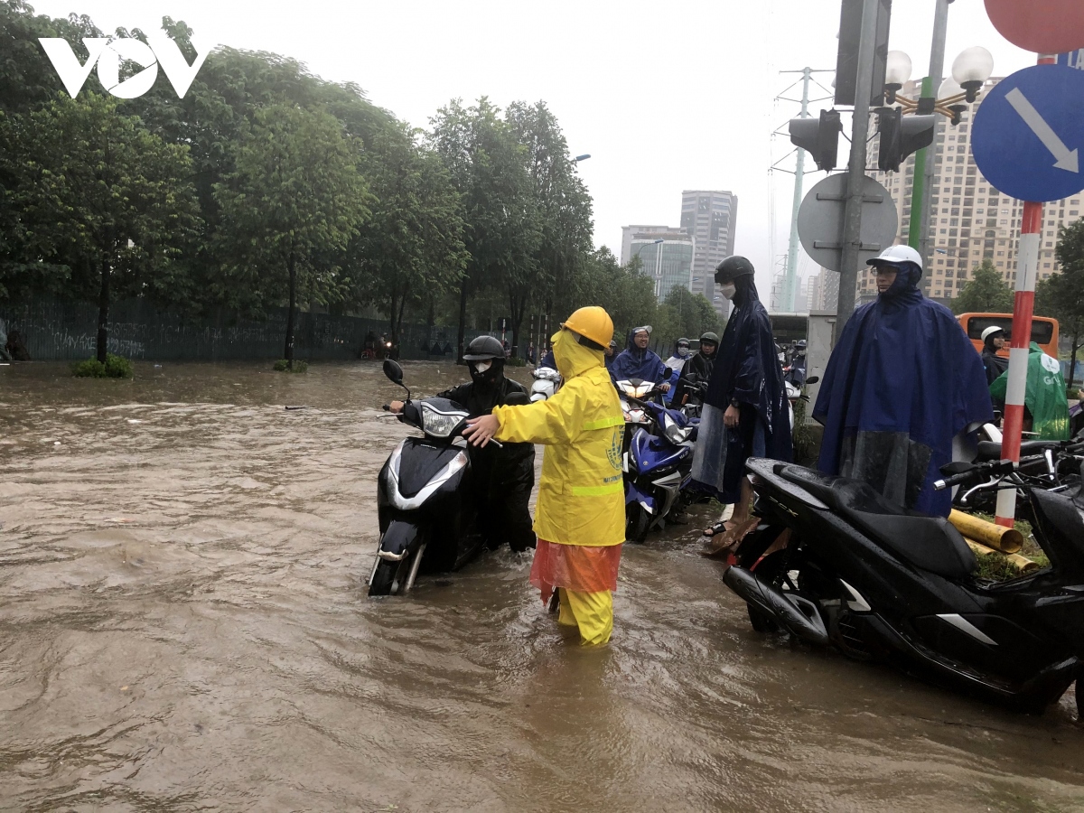 heavy rain causes traffic chaos throughout hanoi capital picture 5