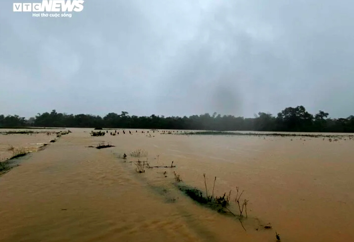 heavy rain floods parts of central vietnam, tropical depression dissipates picture 6