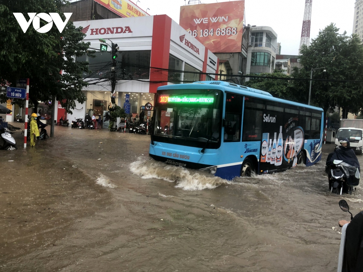 heavy rain causes traffic chaos throughout hanoi capital picture 7