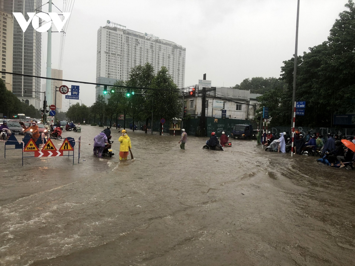 heavy rain causes traffic chaos throughout hanoi capital picture 8