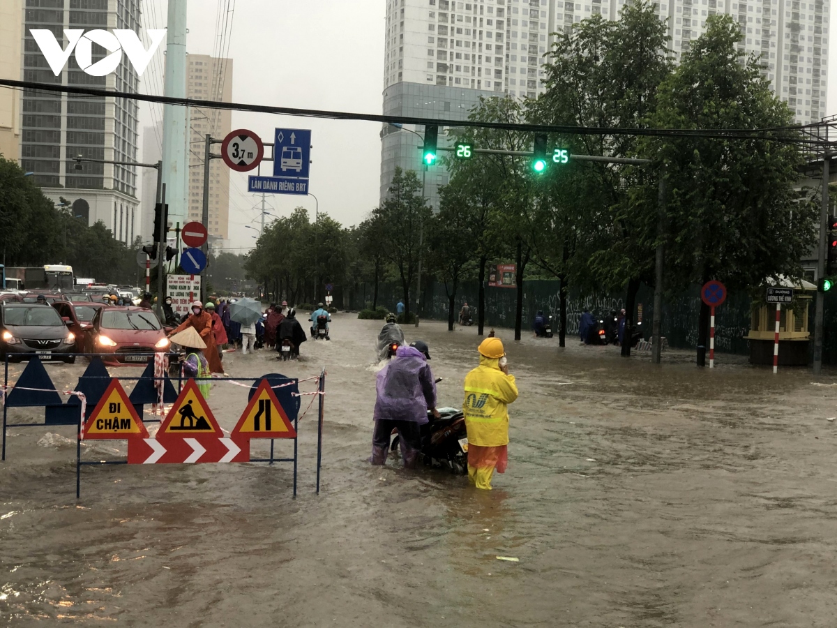 heavy rain causes traffic chaos throughout hanoi capital picture 9