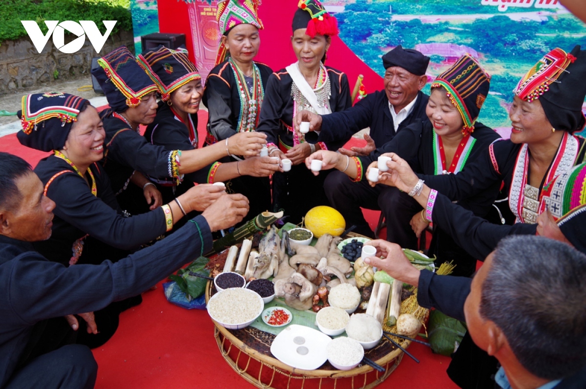 young rice festival of kho mu ethnic people in lai chau province picture 12