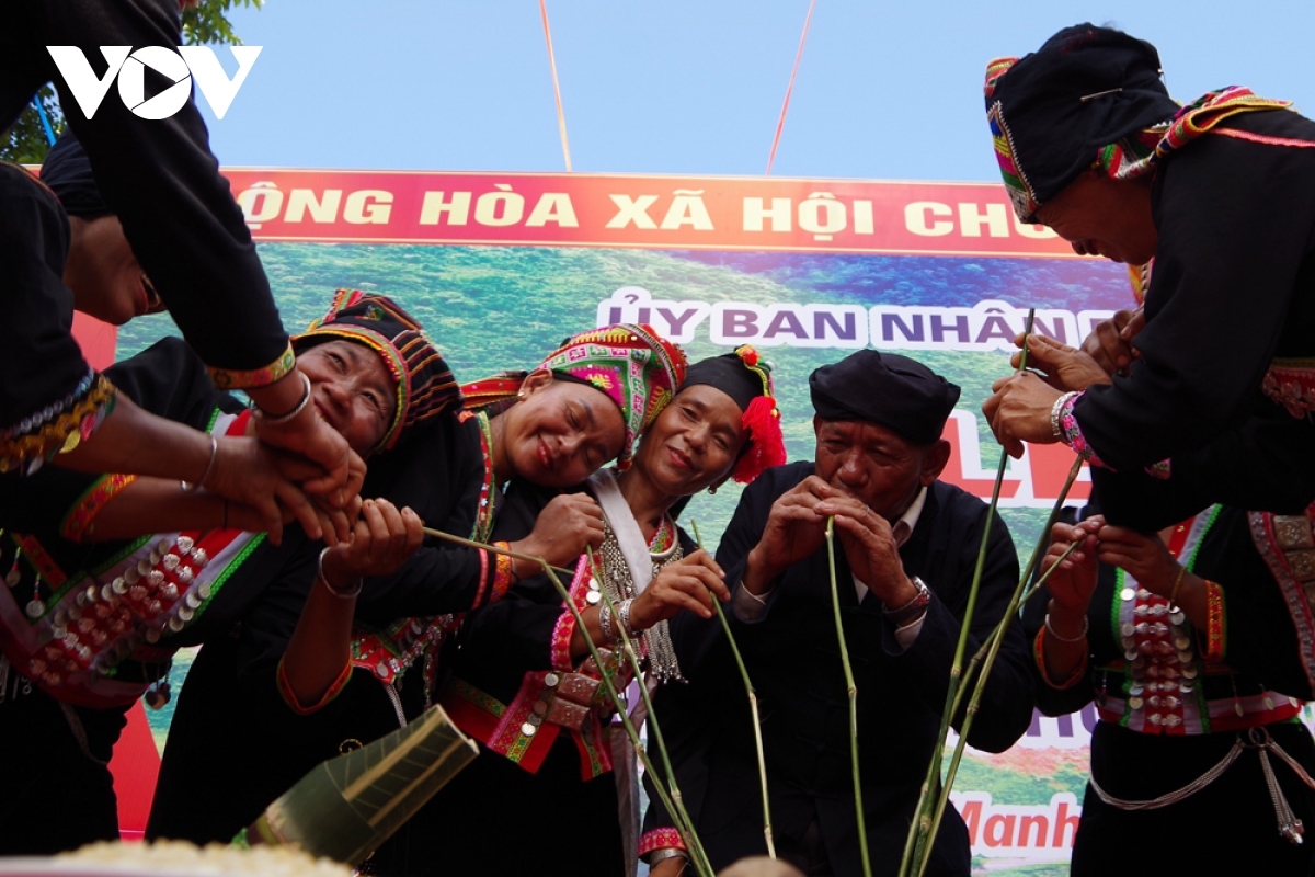 young rice festival of kho mu ethnic people in lai chau province picture 7