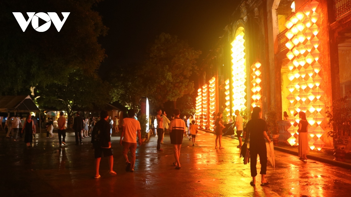 hue imperial citadel lights up as mid-autumn festival in full swing picture 2