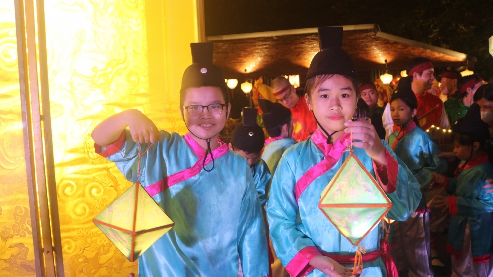 hue imperial citadel lights up as mid-autumn festival in full swing picture 3