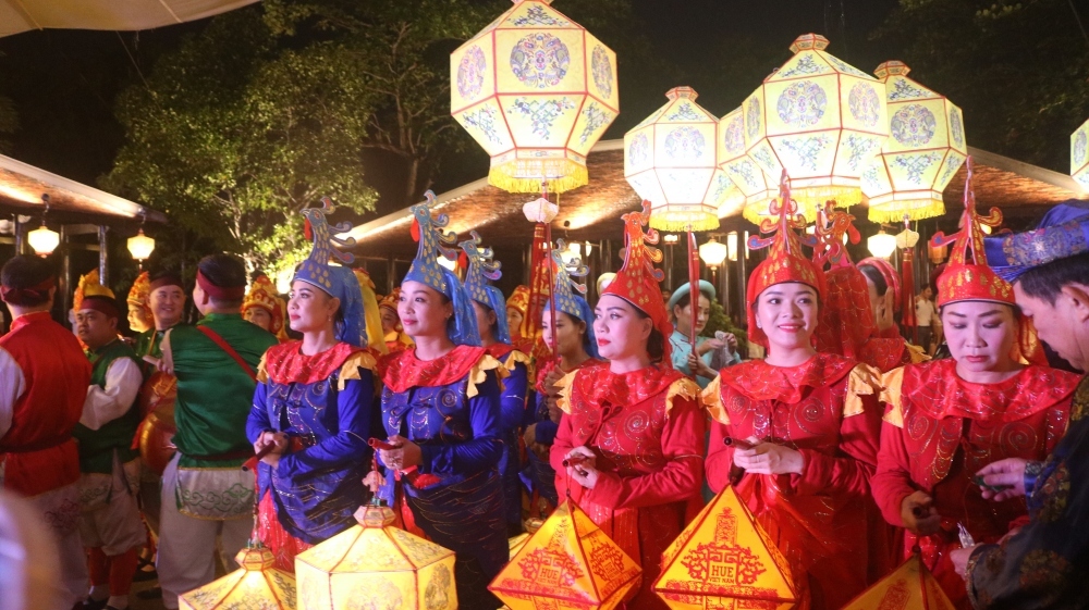 hue imperial citadel lights up as mid-autumn festival in full swing picture 4