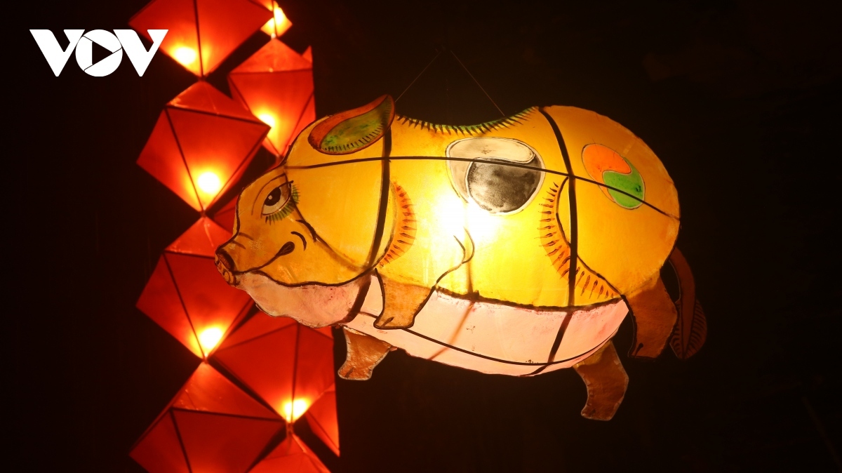 hue imperial citadel lights up as mid-autumn festival in full swing picture 6 hue imperial citadel lights up as mid-autumn festival in full swing picture 6