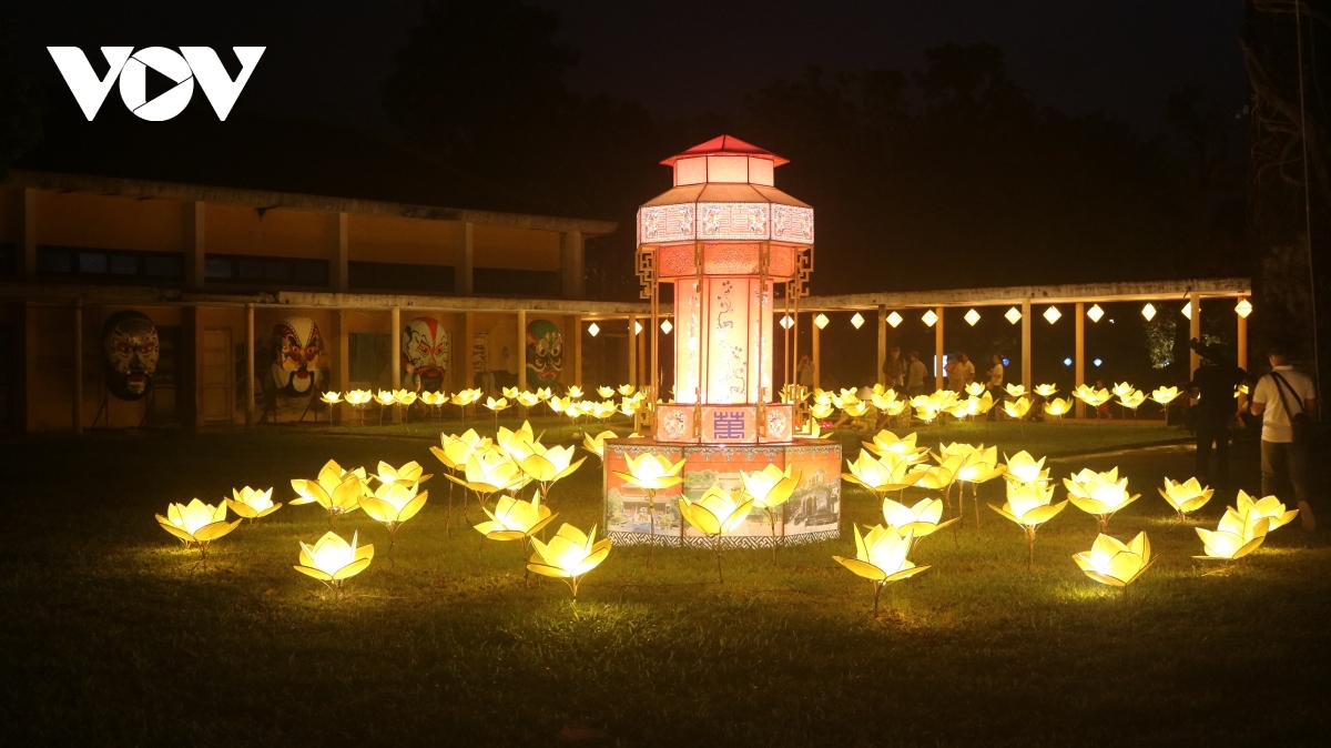 hue imperial citadel lights up as mid-autumn festival in full swing picture 7