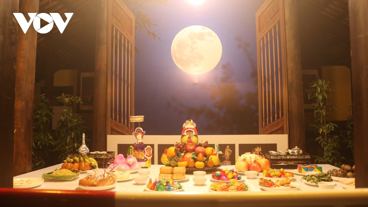 hue imperial citadel lights up as mid-autumn festival in full swing picture 9 hue imperial citadel lights up as mid-autumn festival in full swing picture 9