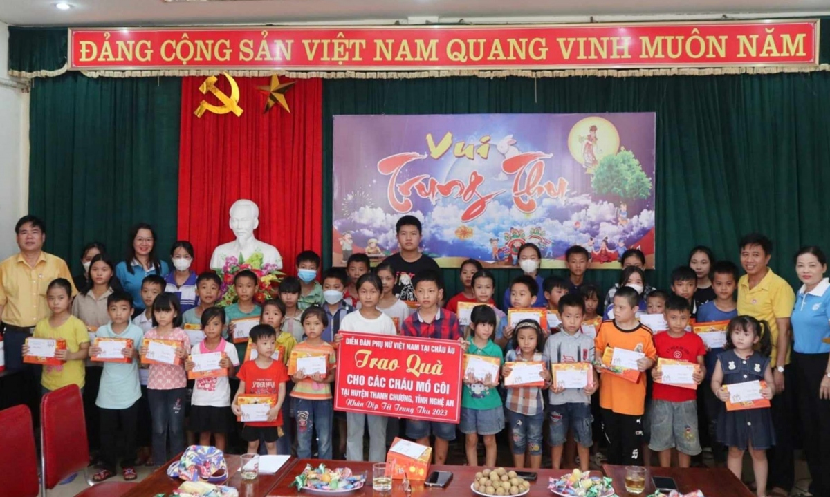 dien dan phu nu viet nam tai chau Au trao qua cho tre mo coi nhan trung thu 2023 hinh anh 1