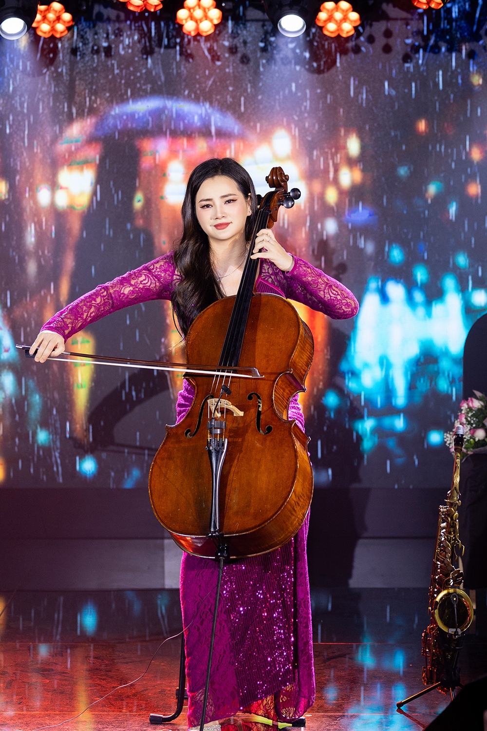 nghe si cello ha mien lan dau ket hop cung con re diva thanh lam hinh anh 2