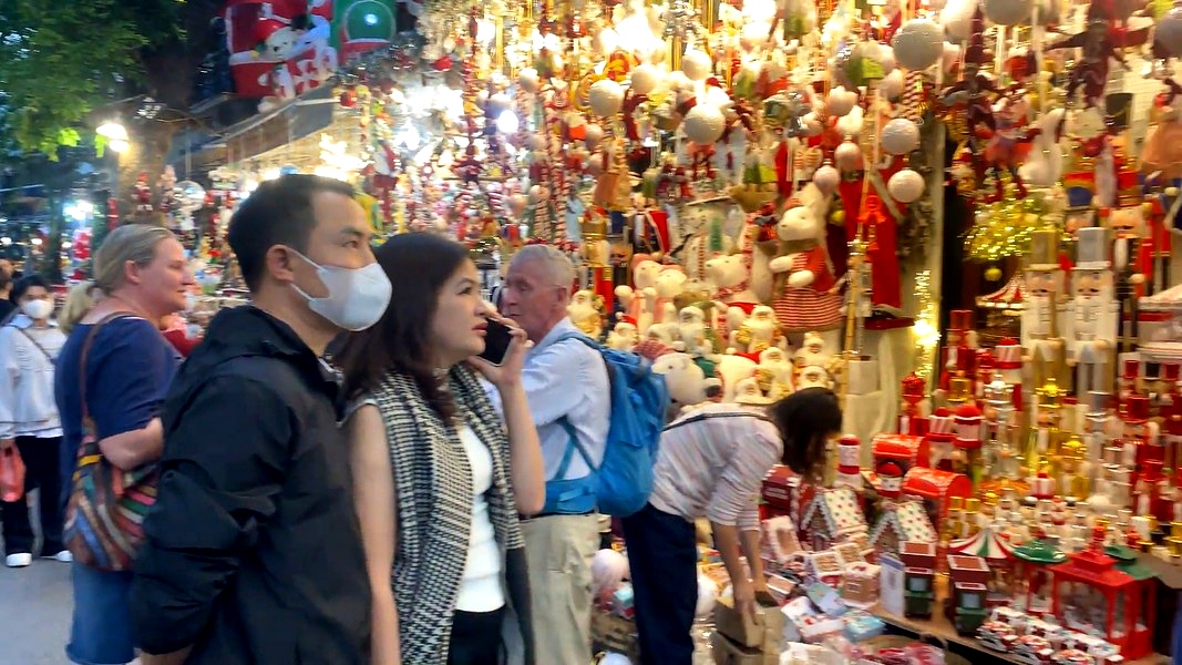 pre-christmas hustle and bustle hits hanoi street picture 4