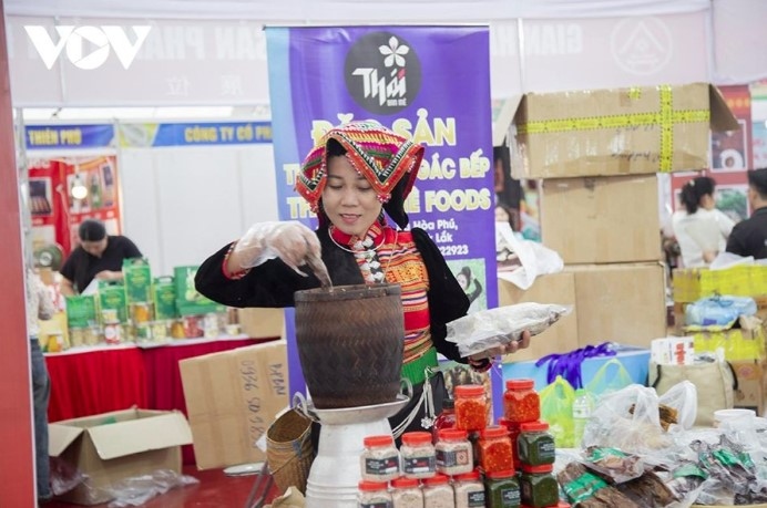 vietnam-china international trade and tourism fair draws thousands of visitors picture 8