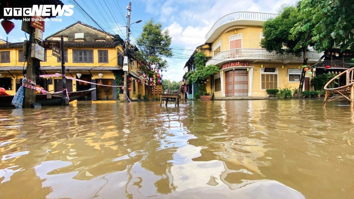 heavy downpour turns unesco-recognised hoi an streets into rivers picture 1
