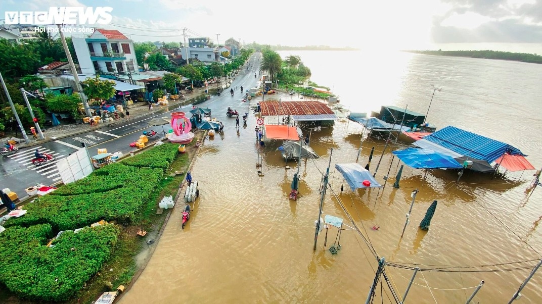 heavy downpour turns unesco-recognised hoi an streets into rivers picture 11