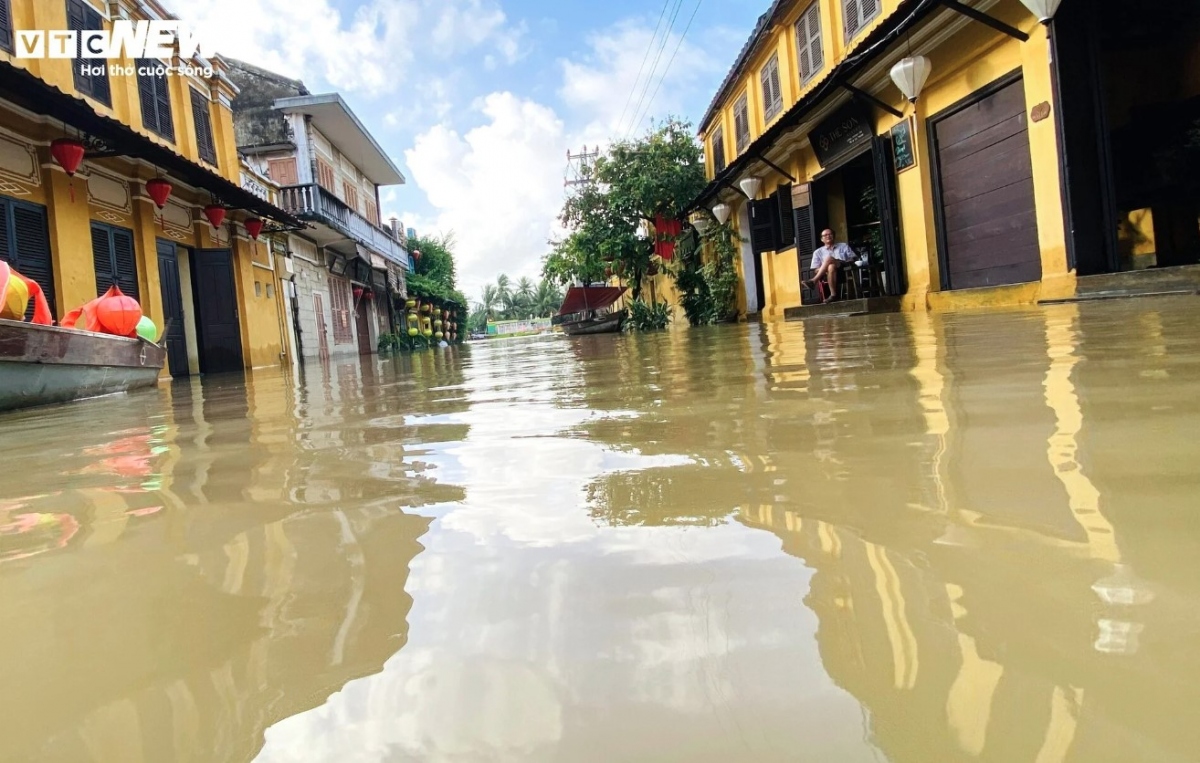 heavy downpour turns unesco-recognised hoi an streets into rivers picture 2