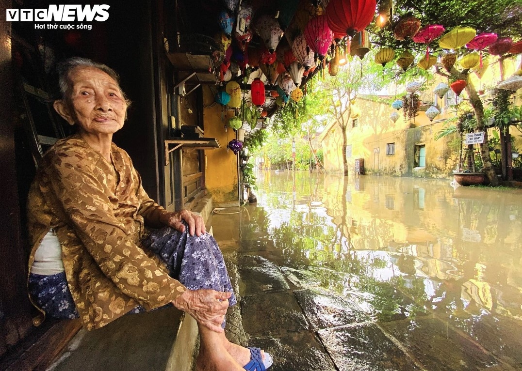 heavy downpour turns unesco-recognised hoi an streets into rivers picture 3