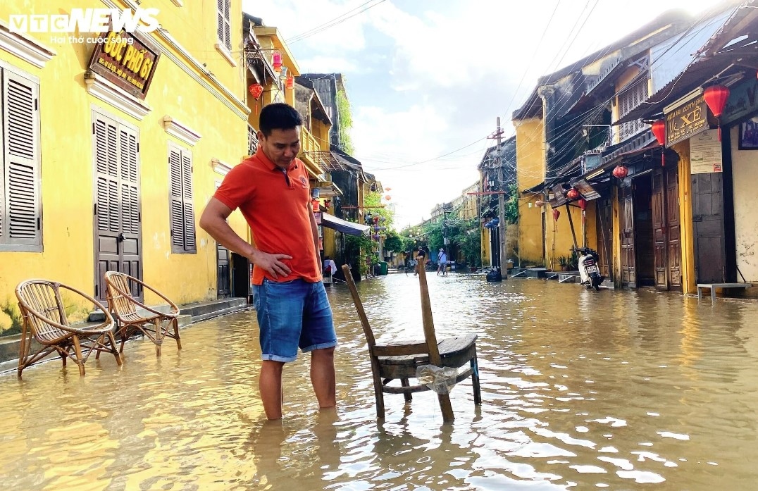 heavy downpour turns unesco-recognised hoi an streets into rivers picture 4