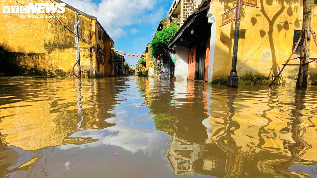 heavy downpour turns unesco-recognised hoi an streets into rivers picture 5