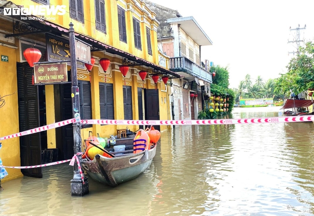 heavy downpour turns unesco-recognised hoi an streets into rivers picture 7