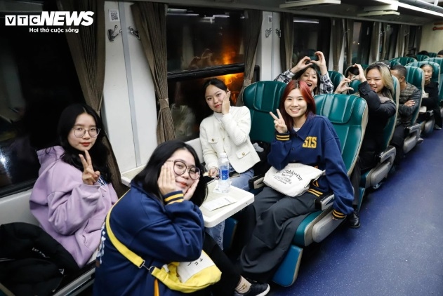 hanoi special train wows tourists picture 4 hanoi special train wows tourists picture 4