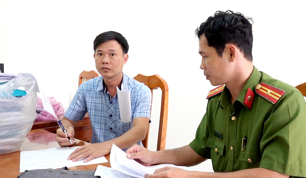 bắt một giám đốc liên quan sai phạm của một số cán bộ huyện chợ mới, an giang hình ảnh 3 bat mot giam doc lien quan sai pham cua mot so can bo huyen cho moi, an giang hinh anh 3
