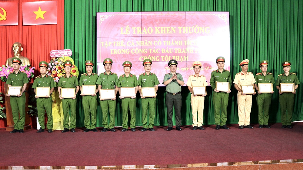 khen thuong tap the, ca nhan pha nhanh vu cuop tiem vang o tra vinh hinh anh 2 khen thuong tap the, ca nhan pha nhanh vu cuop tiem vang o tra vinh hinh anh 2