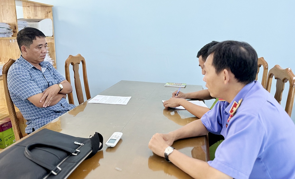 bắt một giám đốc liên quan sai phạm của một số cán bộ huyện chợ mới, an giang hình ảnh 4 bat mot giam doc lien quan sai pham cua mot so can bo huyen cho moi, an giang hinh anh 4