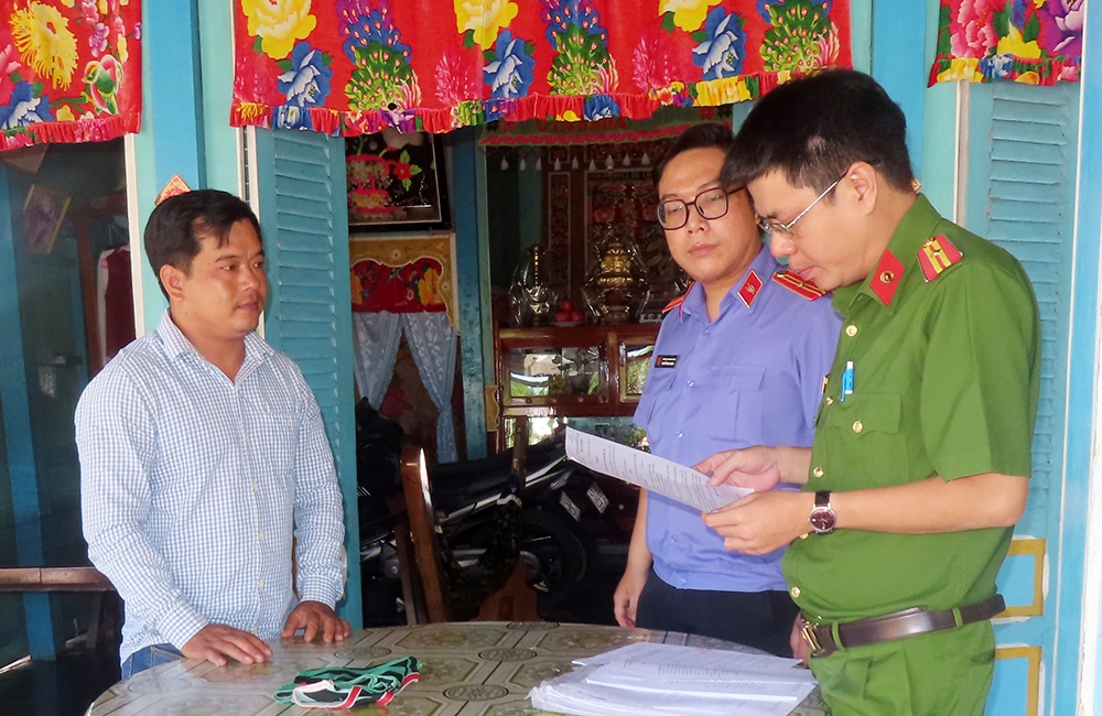bắt một giám đốc liên quan sai phạm của một số cán bộ huyện chợ mới, an giang hình ảnh 2 bat mot giam doc lien quan sai pham cua mot so can bo huyen cho moi, an giang hinh anh 2