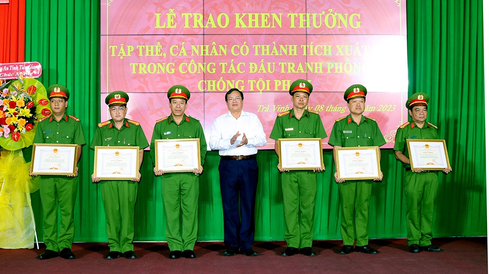 khen thuong tap the, ca nhan pha nhanh vu cuop tiem vang o tra vinh hinh anh 1 khen thuong tap the, ca nhan pha nhanh vu cuop tiem vang o tra vinh hinh anh 1