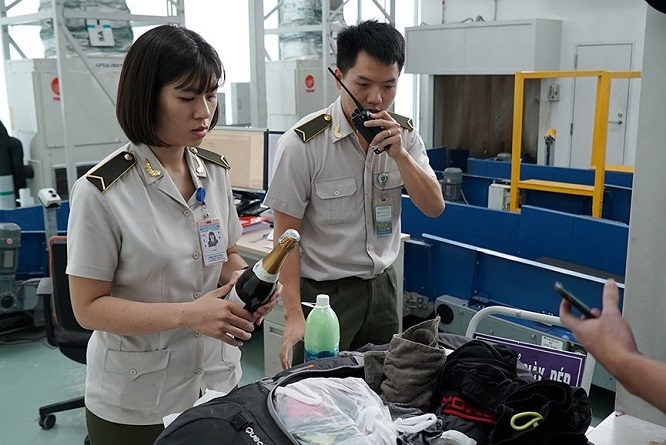 quy trách nhiệm người đứng đầu nếu để lọt buôn lậu qua đường hàng không dịp tết hình ảnh 1 quy trach nhiem nguoi dung dau neu de lot buon lau qua duong hang khong dip tet hinh anh 1
