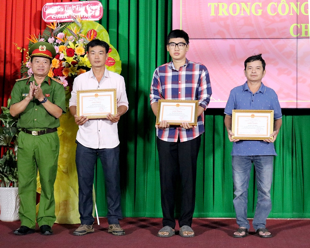khen thuong tap the, ca nhan pha nhanh vu cuop tiem vang o tra vinh hinh anh 3 khen thuong tap the, ca nhan pha nhanh vu cuop tiem vang o tra vinh hinh anh 3