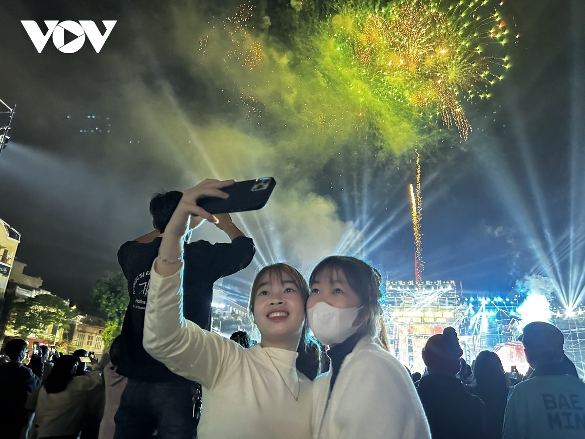 Vietnamese celebrate New Year 2025 with joyous