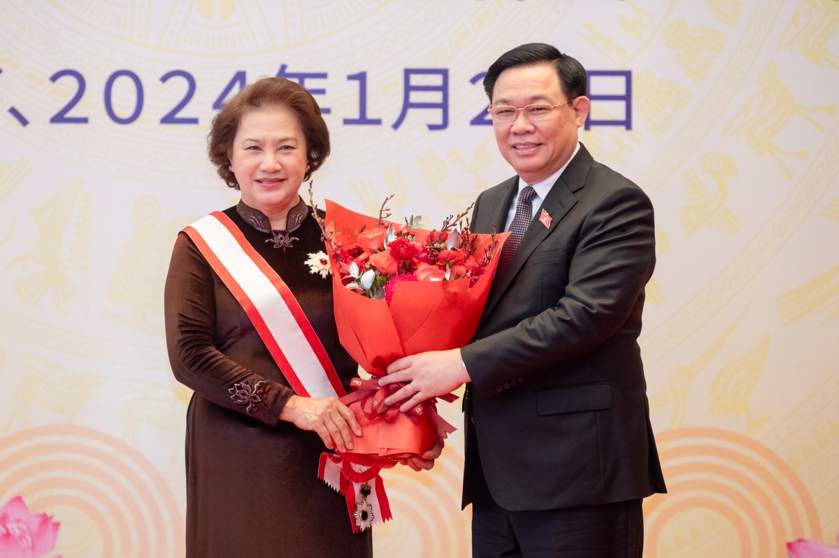 ba nguyen thi kim ngan duoc trao huan chuong mat troi moc hang nhat Dai thap tu hinh anh 2