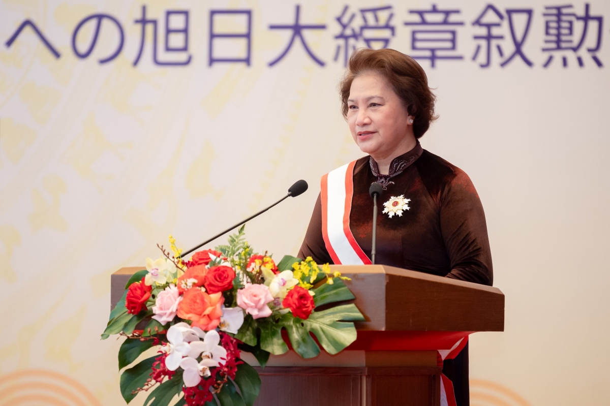 ba nguyen thi kim ngan duoc trao huan chuong mat troi moc hang nhat Dai thap tu hinh anh 4