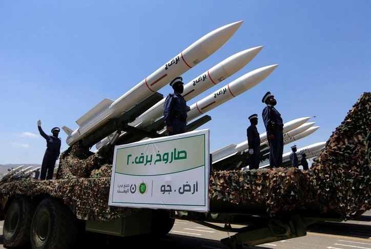 houthi bắn 3 tên lửa vào tàu mỹ trên biển Đỏ, iran cảnh báo chiến sự lan rộng hình ảnh 1 houthi ban 3 ten lua vao tau my tren bien Do, iran canh bao chien su lan rong hinh anh 1