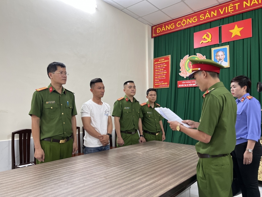 nguoi mau ngoc trinh bi de nghi truy to toi gay roi trat tu cong cong hinh anh 2