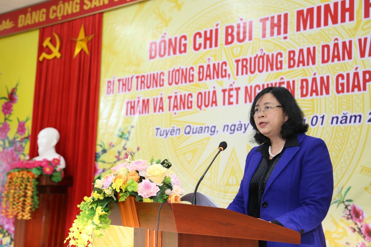 truong ban dan van trung uong trao qua tet tai tuyen quang hinh anh 2