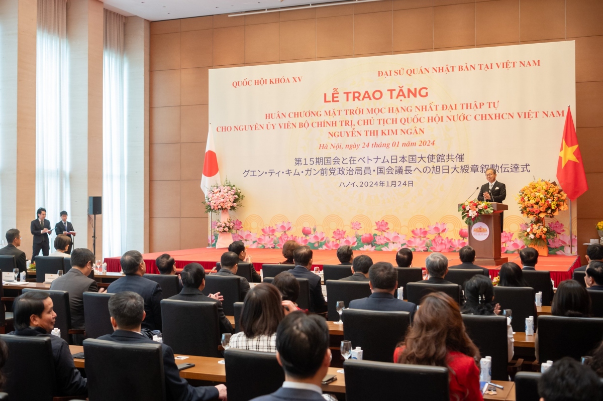 ba nguyen thi kim ngan duoc trao huan chuong mat troi moc hang nhat Dai thap tu hinh anh 3