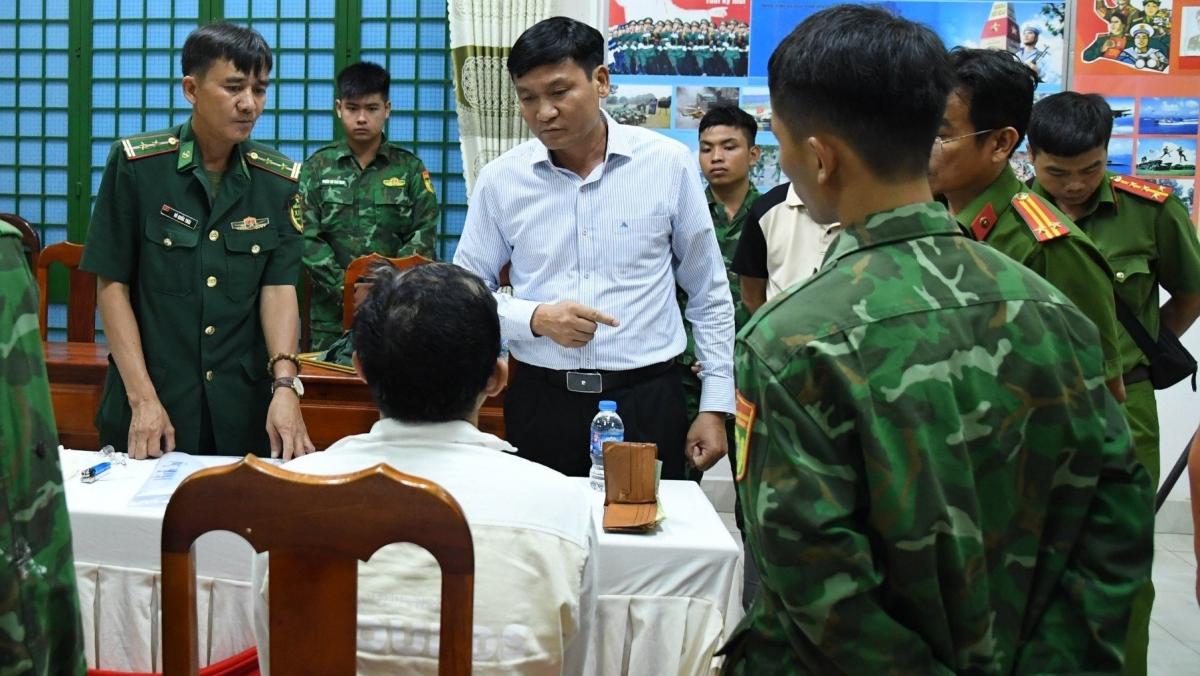 bat giu doi tuong van chuyen ma tuy qua bien gioi campuchia hinh anh 3 bat giu doi tuong van chuyen ma tuy qua bien gioi campuchia hinh anh 3